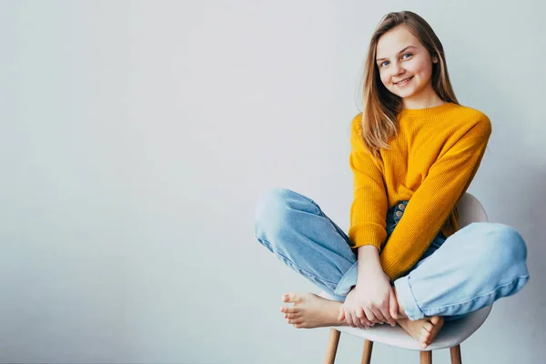 Tienermeisje Kijkt Naar Camera Zittend Witte Moderne Stoel Met Benen — Stockfoto