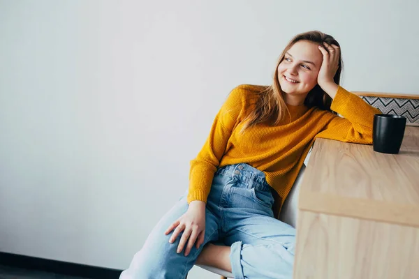 Tienermeisje Huis Interieur Kijkt Links Leunen Houten Tafel Met Zwarte — Stockfoto