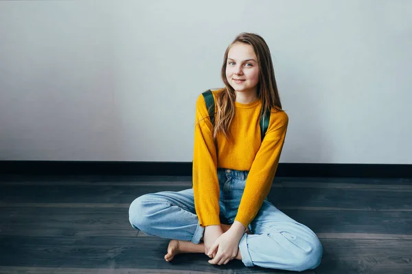 Tonårstjej Tittar Kameran Och Ler Sittande Trägolv Vacker Student Flicka — Stockfoto