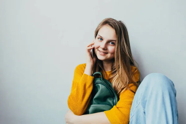 Tienermeisje Praat Een Mobiele Telefoon Glimlacht Terwijl Naar Camera Kijkt — Stockfoto