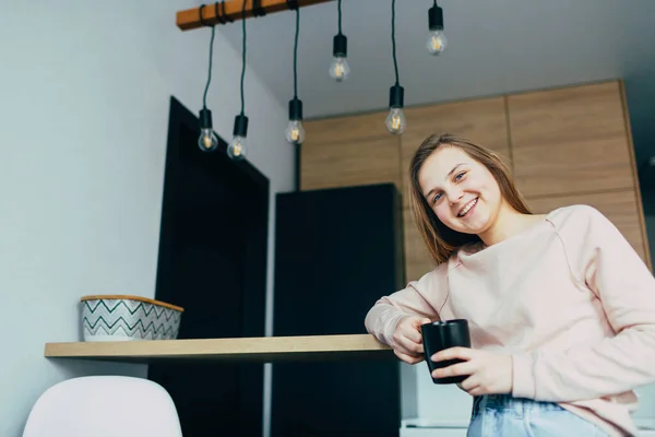 American Teenage Girl Home Kitchen Interior Holding Black Coffee Cup — Stock Photo, Image