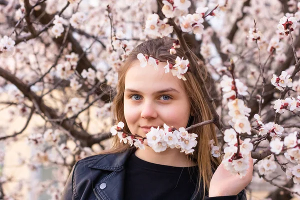 Portrét Hipsterské Dívky Stojící Jarní Květinové Zahradě Dívejte Kamery Krásná — Stock fotografie