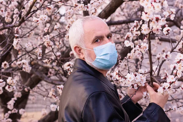 마스크를 꽃피는 정원에 세계적으로 유행하는 호흡을 수급자는 코로나 바이러스 유행병 — 스톡 사진