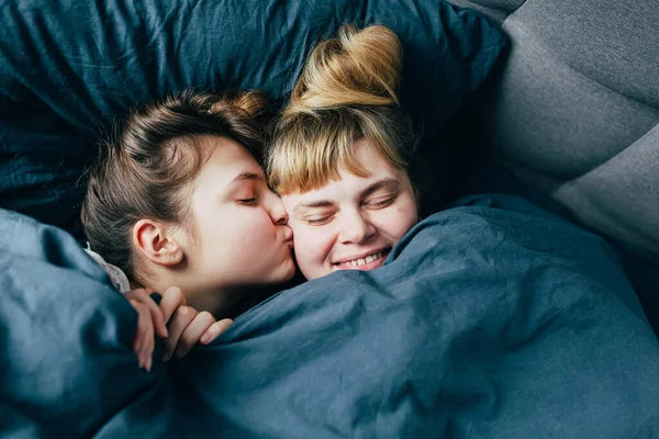 Dottern Kysser Mamma Morsdag Morgon Porträtt Ljus Hårfamilj Filten Tillsammans Stockbild