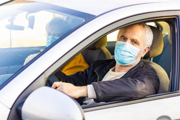 Hombre Mayor Con Una Mascarilla Médica Conduciendo Auto Concepto Pandémico — Foto de Stock