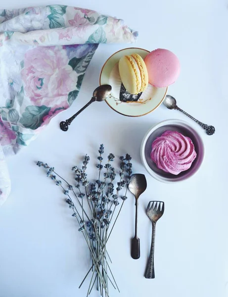 Top View Tender Vintage Stylish Macarons Lavender Fabrics Sweet Blueberry — Stock Photo, Image