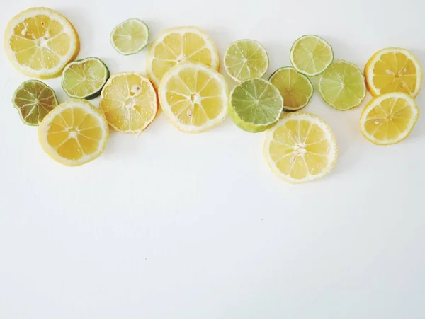 Close Photo Sliced Lemons White Table Background — Stock Photo, Image