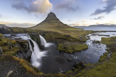 Kirkjufell dağın İzlanda ile Kirkjufellsfoss şelale