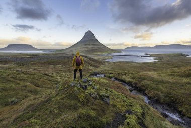 Kirkjufell dağın İzlanda ile Kirkjufellsfoss şelale