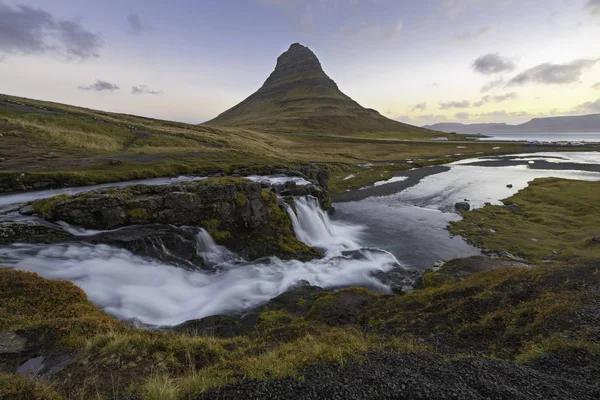 Kirkjufellsfoss waterfall with Kirkjufell Iceland — Stock Photo, Image
