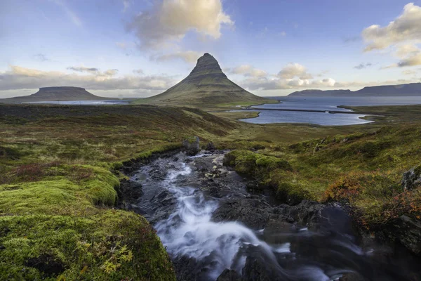 Kirkjufellsfoss waterfall with Kirkjufell mountain Iceland — Stock Photo, Image