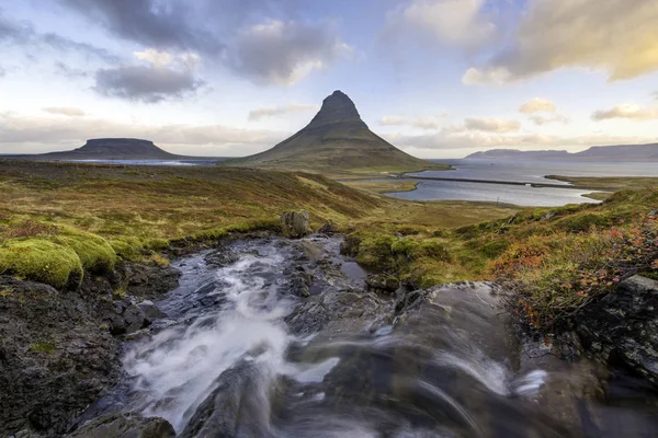 Kirkjufellsfoss waterfall with Kirkjufell mountain Iceland — Stock Photo, Image