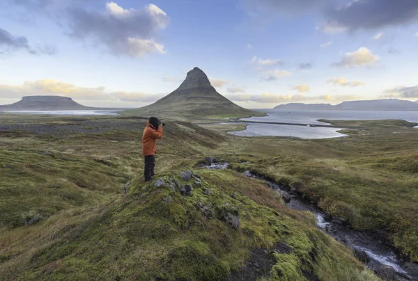 Kirkjufellsfoss waterfall with Kirkjufell mountain Iceland — Stock Photo, Image