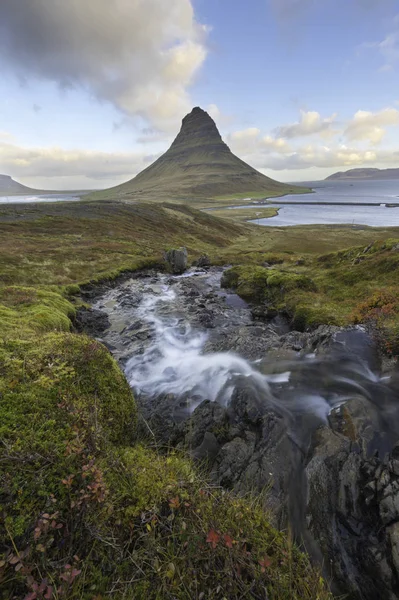 Kirkjufellsfoss vodopád s Kirkjufell hora Islandu — Stock fotografie