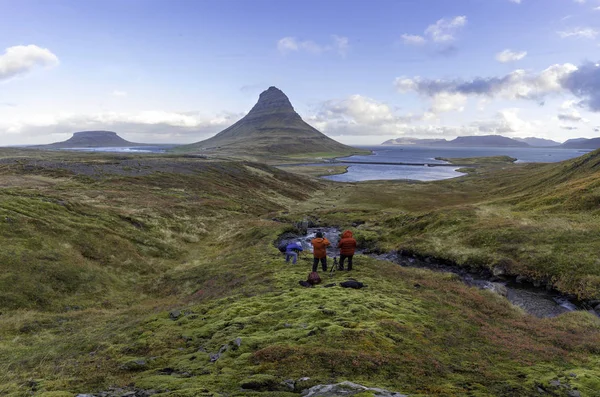 Kirkjufellsfoss waterfall with Kirkjufell mountain Iceland — Stock Photo, Image