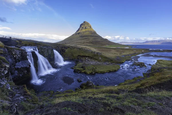 Kirkjufellsfoss waterfall with Kirkjufell mountain Iceland — Stock Photo, Image