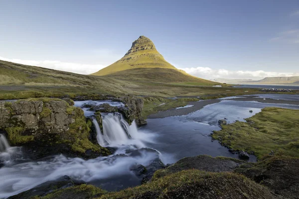 Kirkjufellsfoss waterfall with Kirkjufell mountain Iceland — Stock Photo, Image