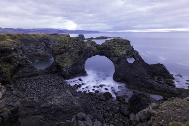 Gatklettur taş Arch adlı Snaefellsnes Yarımadası, Batı İzlanda