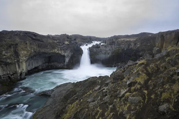 Aldeyjarfoss is een verbazingwekkende waterval in IJsland — Stockfoto