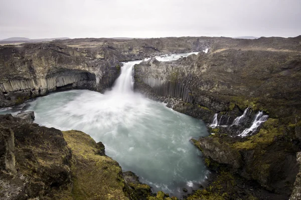 Aldeyjarfoss 是在冰岛壮观的瀑布 — 图库照片