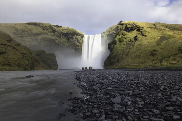 Skogafoss vodopád na jihu Islandu na útesy bývalé pobřeží — Stock fotografie