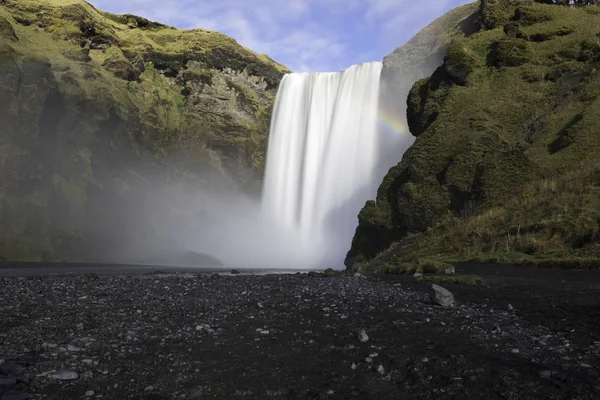 La cascada de Skogafoss en el sur de Islandia en los acantilados de la antigua costa —  Fotos de Stock