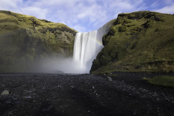 Wodospad Skogafoss w południowej części Islandii, na klifach wybrzeża byłego — Zdjęcie stockowe