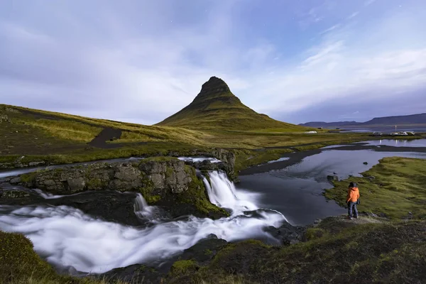 Kirkjufellsfoss waterfall with Kirkjufell mountain Iceland — Stock Photo, Image
