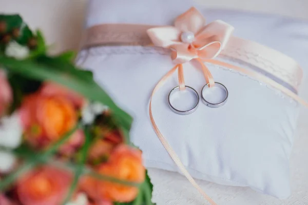 Flores novia anillos de boda — Foto de Stock