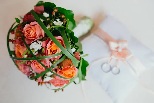 Flores noiva anéis de casamento — Fotografia de Stock