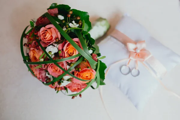 Flores novia anillos de boda —  Fotos de Stock