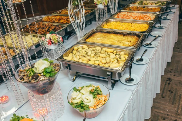 Catering wesele jedzenie w formie bufetu — Zdjęcie stockowe