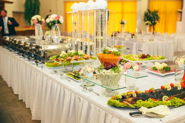 Vendéglátóipari élelmiszer esküvői büfé — Stock Fotó