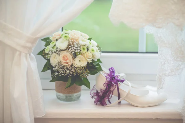 Bloemen decoratie trouwringen — Stockfoto