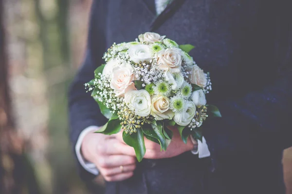 Bloemen decoratie trouwringen — Stockfoto