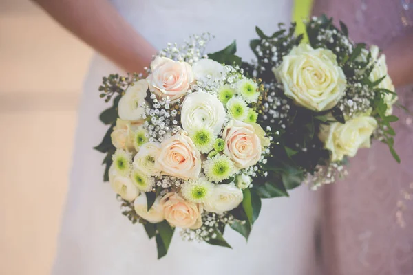 Bloemen decoratie trouwringen — Stockfoto