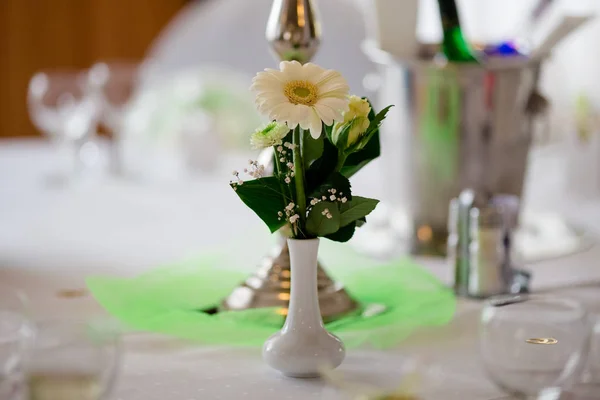 Esküvői dekoráció virág menyasszony — Stock Fotó
