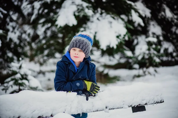 Χιόνι το χειμώνα αγόρι παιδί — Φωτογραφία Αρχείου