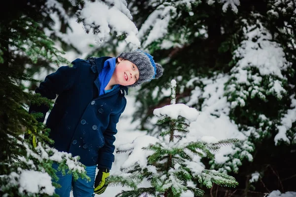 Χιόνι το χειμώνα αγόρι παιδί — Φωτογραφία Αρχείου