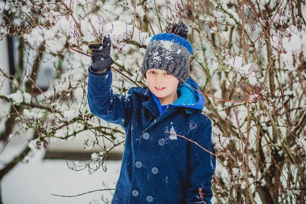 Pupazzo di neve inverno ragazzo bambino — Foto Stock