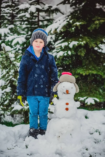 Bonhomme de neige hiver garçon enfant — Photo