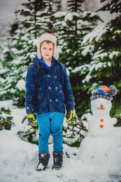 Pupazzo di neve inverno ragazzo bambino — Foto Stock