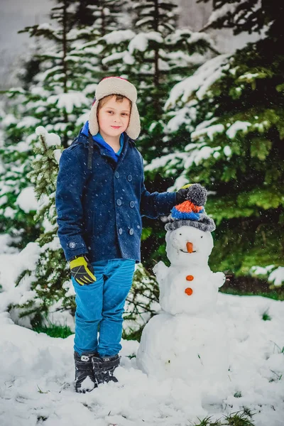 Pupazzo di neve inverno ragazzo bambino — Foto Stock