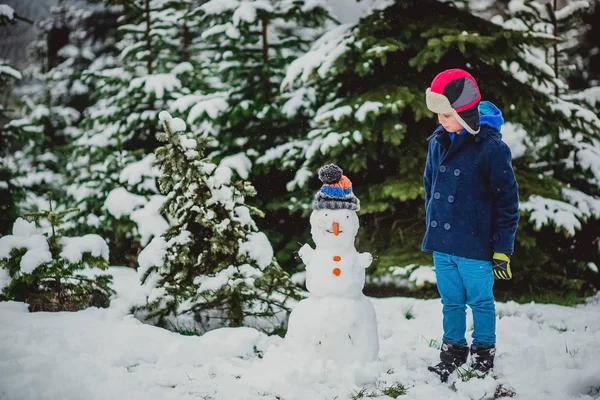 Pupazzo di neve inverno ragazzo bambino — Foto Stock