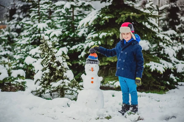 Pupazzo di neve inverno ragazzo bambino — Foto Stock