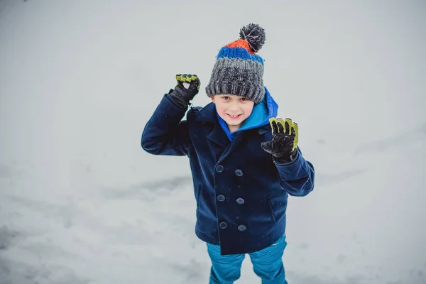 Pupazzo di neve inverno ragazzo bambino — Foto Stock