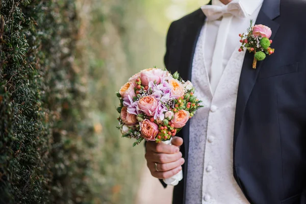 Svatební květiny brride ženich — Stock fotografie