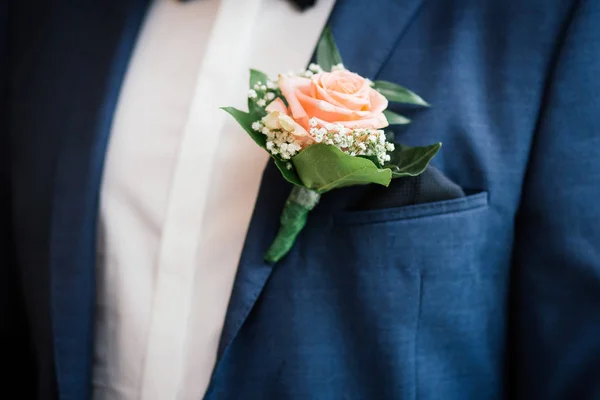 Flores casamento noivo ficando — Fotografia de Stock