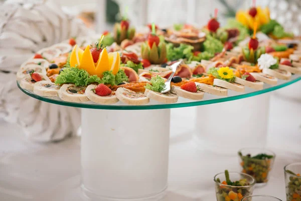 Catering wesele jedzenie w formie bufetu — Zdjęcie stockowe
