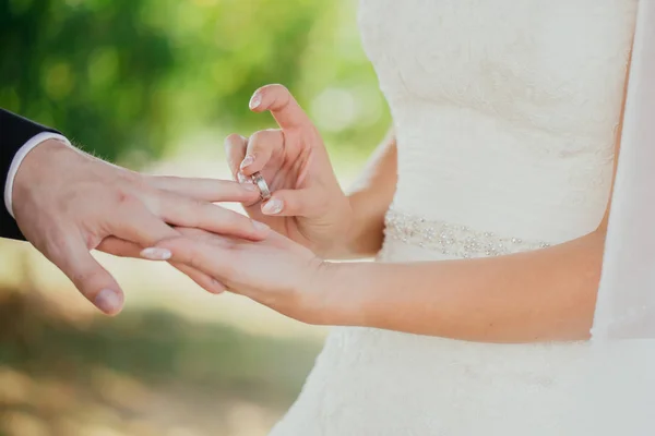 Anillo de boda manos amor — Foto de Stock